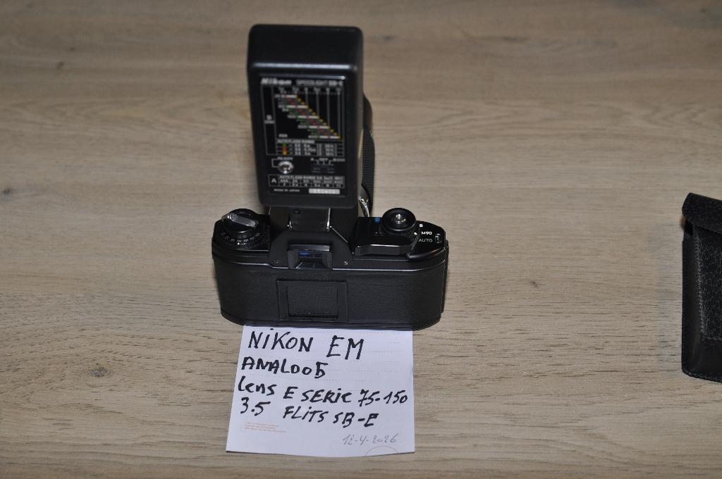 Nikon EM analogique avec Niko 75-150 série E, Enlèvement ou Envoi, Utilisé, Reflex miroir, Nikon