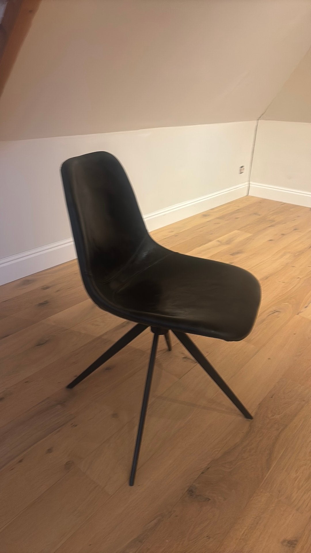 8 lederen zwarte stoelen, Huis en Inrichting, Ophalen, Zo goed als nieuw