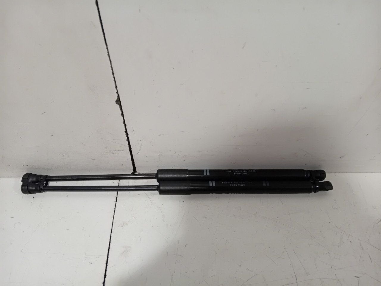 Gasdrukveerset achter Toyota Yaris, Auto-onderdelen, Onderdelen@venauto.nl, Van der Ven Autorecycling B.V., Gebruikt, Ettenseweg 76, 4706 PB Roosendaal, The Netherlands