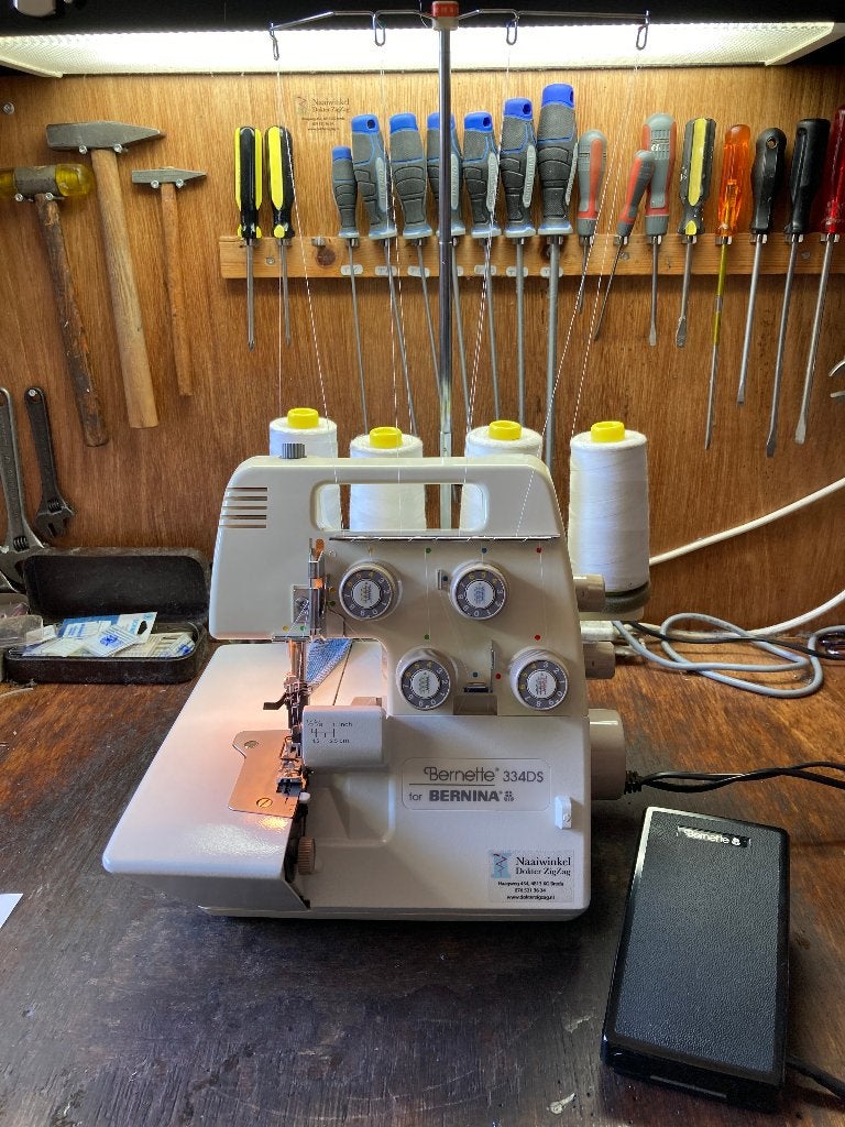 Bernette 334DS - zeer complete topmachine!, Hobby & Loisirs créatifs, Machines à coudre & Accessoires, Comme neuf, Surjeteuse