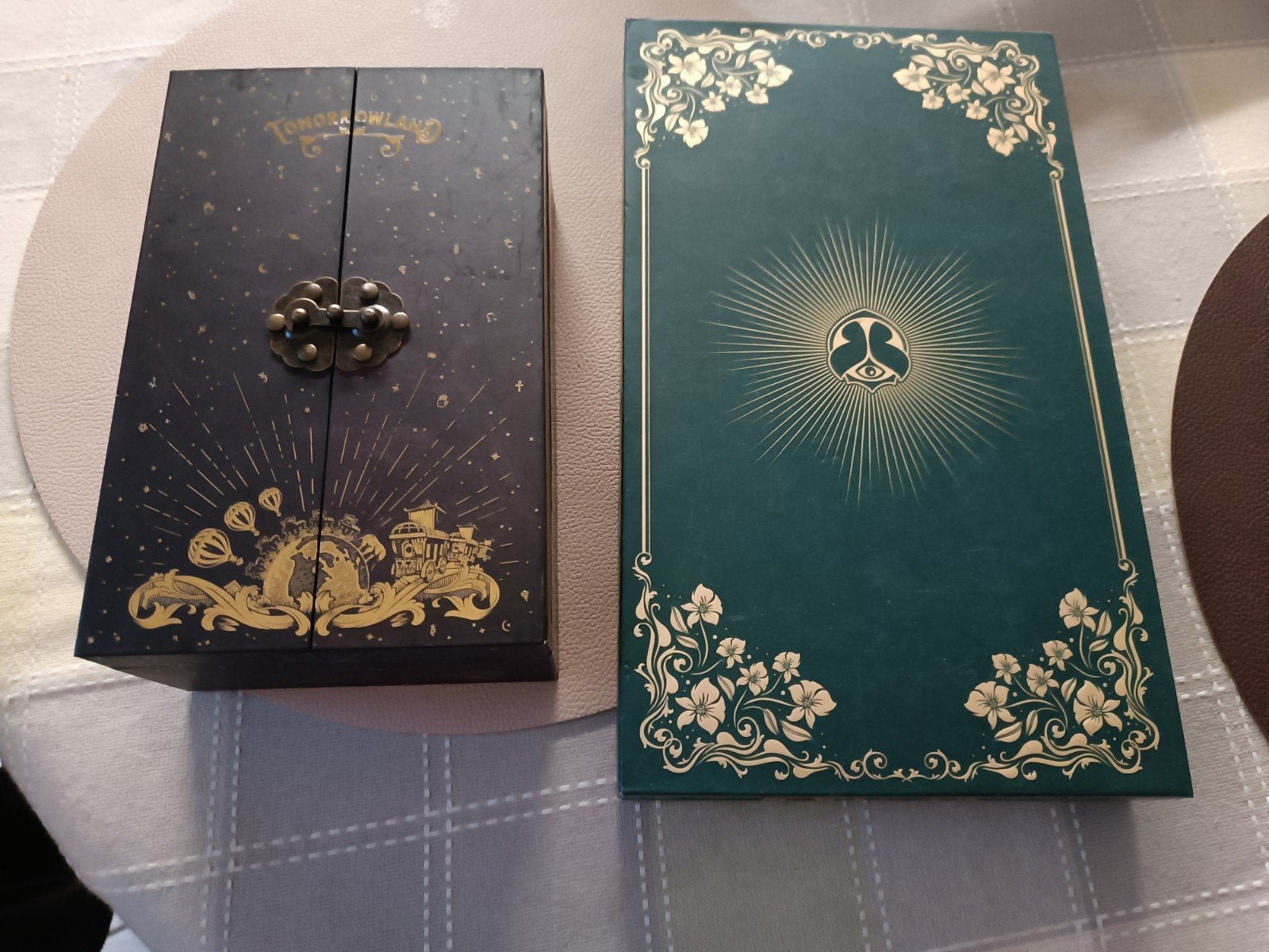 2 boxen Tomorrowland, Ophalen of Verzenden