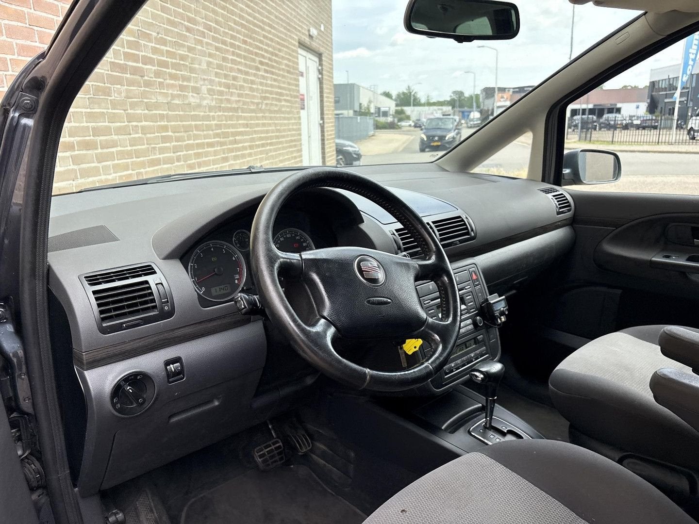 Seat Alhambra 1.8-20VT Stylance | Airco | Cruise | PDC | Tre, Automaat, Monovolume, Zwart, Bedrijf