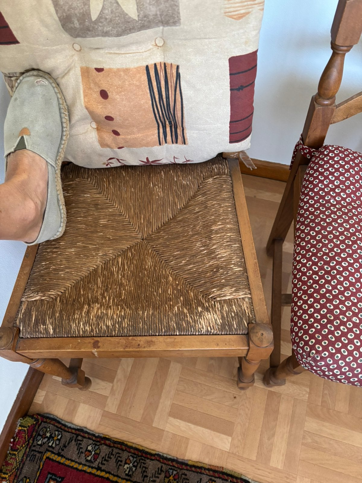 Oude stoelen met rieten zitting, Ophalen