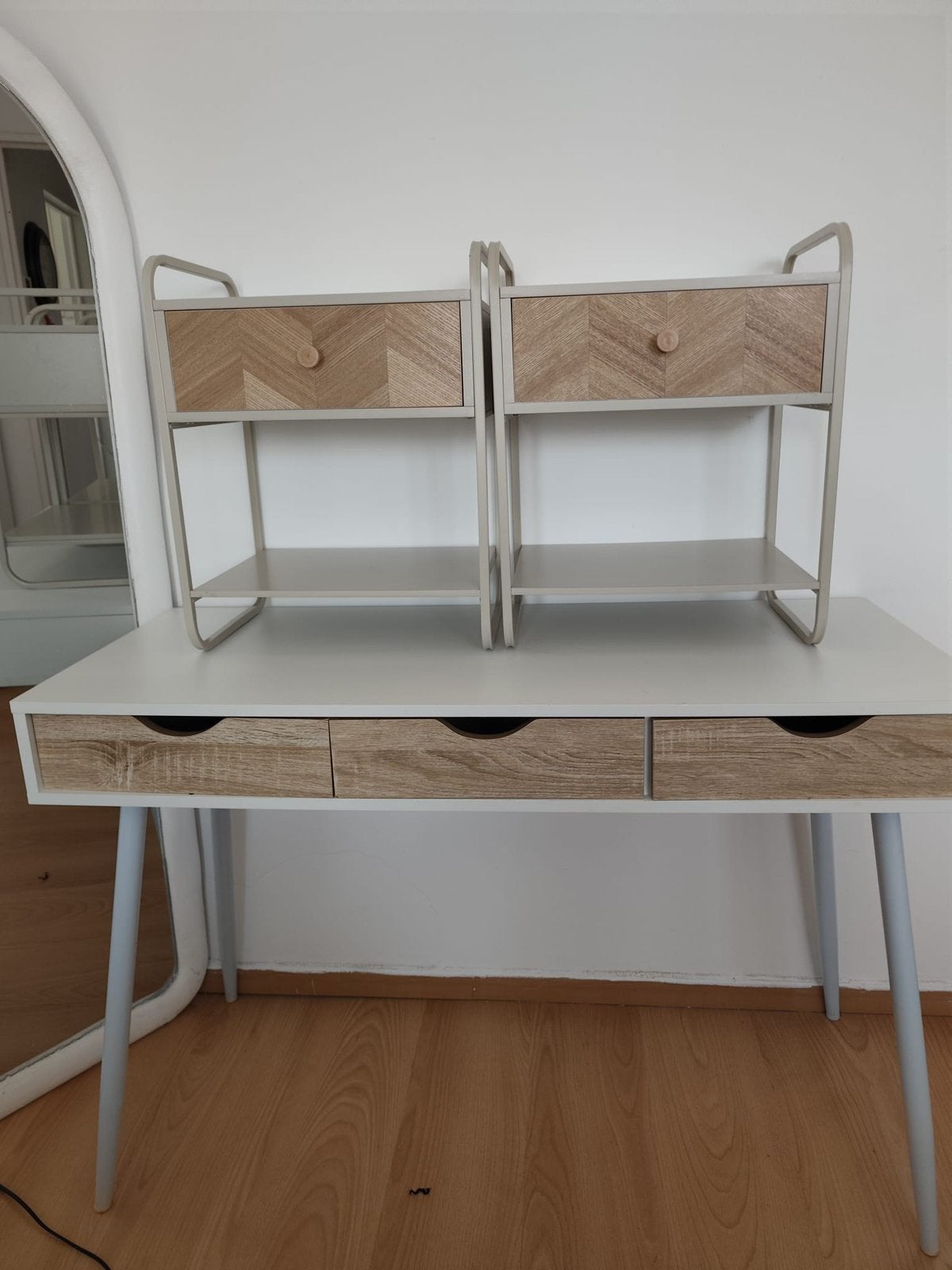 un bureau + 2 table de chevet + un miroire, Enlèvement, Comme neuf