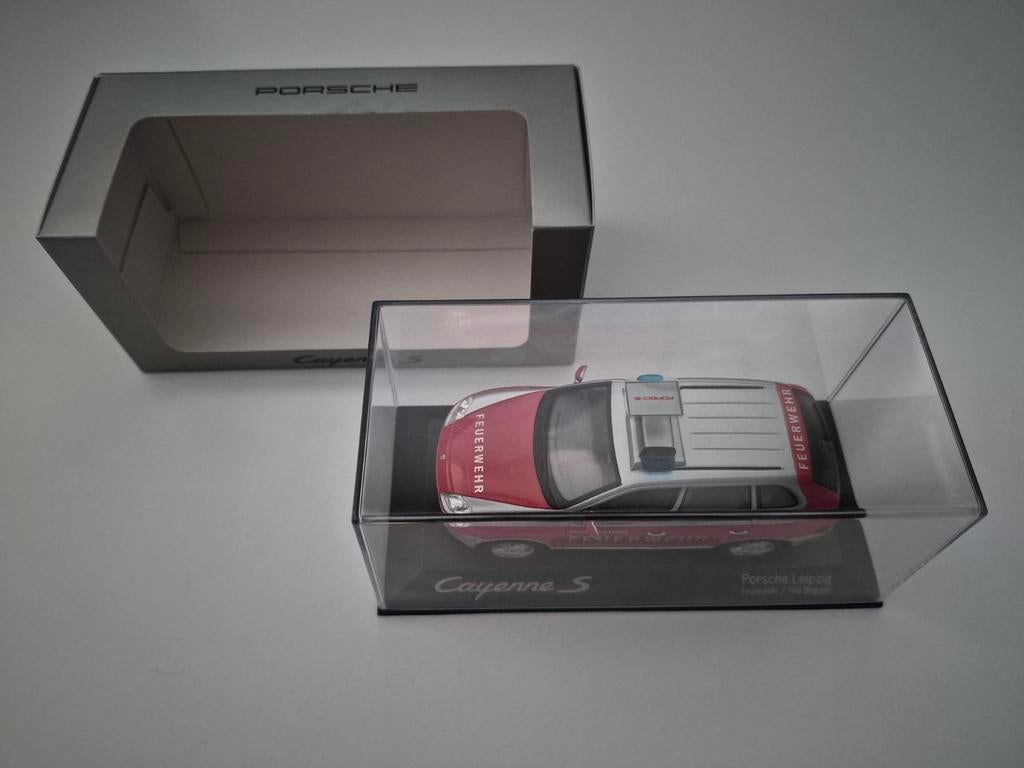 Minichamps 1/43 Porsche Cayenne S "FEURWERH", Hobby en Vrije tijd, Ophalen of Verzenden, Zo goed als nieuw, Auto, MiniChamps