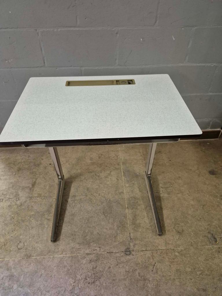 vintage grijs schoolbankje, Huis en Inrichting, Bureaus, Ophalen, Gebruikt, Kinderbureau, Vintage