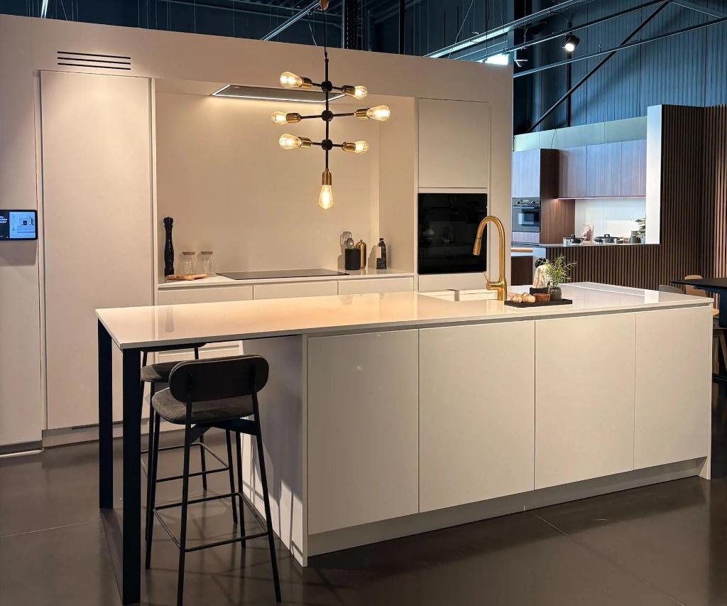 Showroomkeuken Kvik Mano wit, Wit, Overige typen, Nieuw, Ophalen of Verzenden