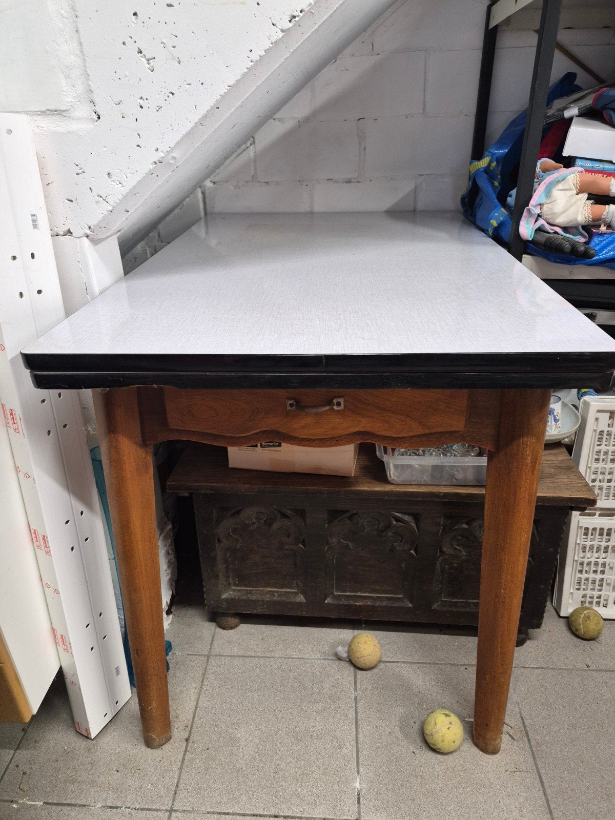 table vintage plateau en formica (gris/blanc) et tiroir, Maison & Meubles, Enlèvement