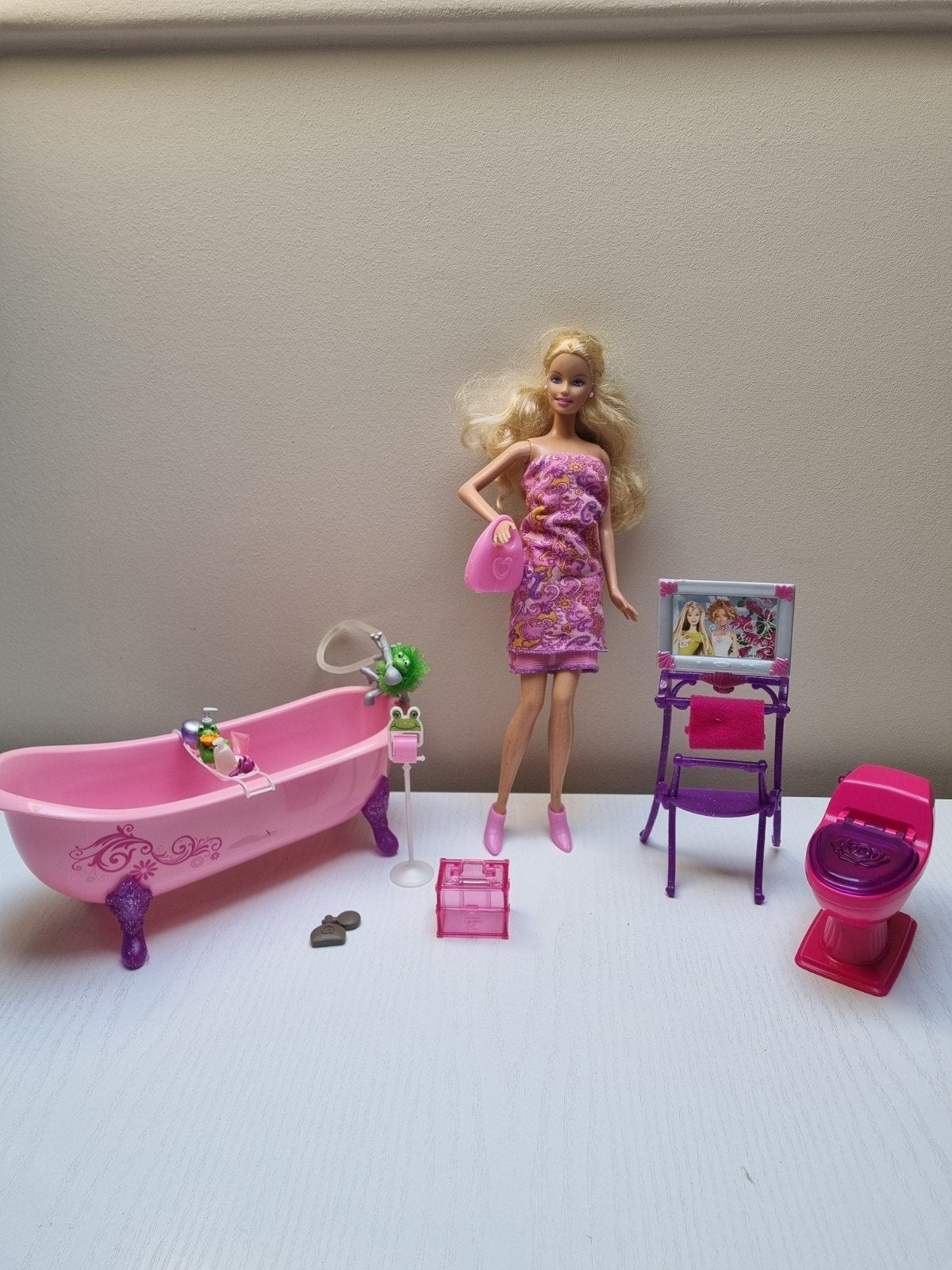 Barbie pop met accessoires en badkamer set, Kinderen en Baby's, Speelgoed | Poppen, Ophalen of Verzenden, Barbie