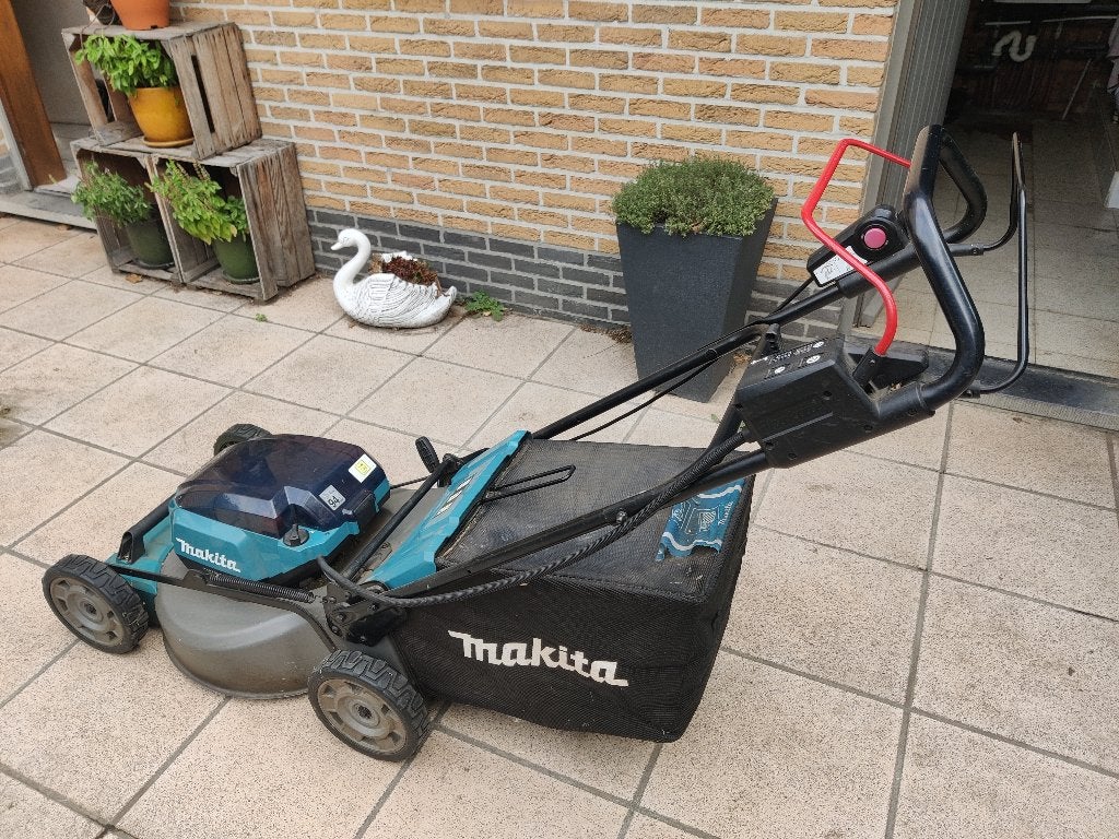 Makita DLM532 grasmaaier 53cm - gratis, zonder accu's, Tuin en Terras, Grasmaaiers, Ophalen, Cirkelmaaier, Gebruikt, Accu-grasmaaier