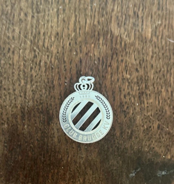 Club brugge logo ketting is kapot!, Handtassen en Accessoires, Kettingen, Ophalen, Zo goed als nieuw, Zilver, Zilver