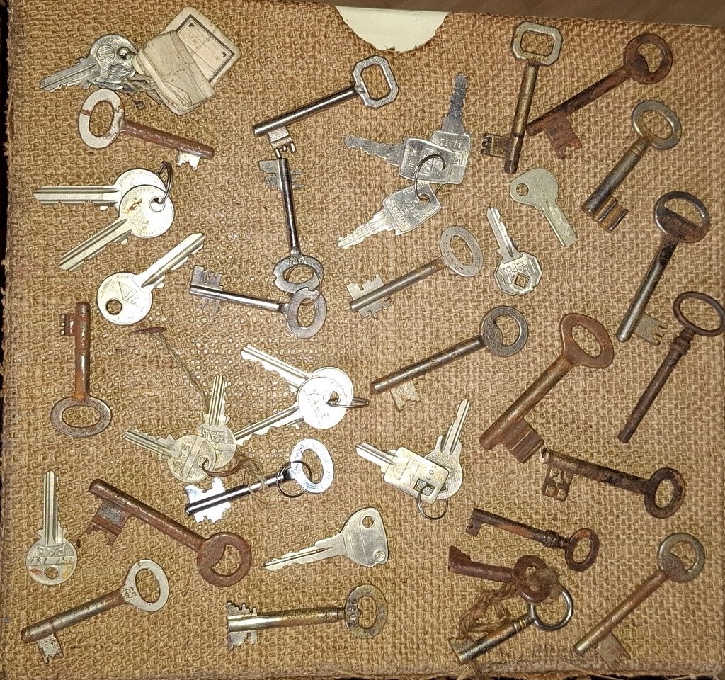 Lot van 40 oude ijzeren sleutels verschillende modellen, Antiek en Kunst, Ophalen of Verzenden