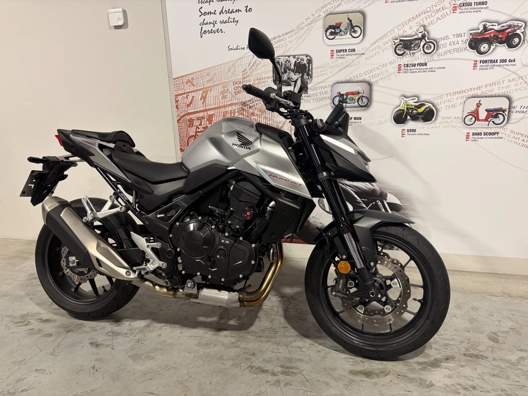 Honda CB750 Hornet in prachtstaat met quikshifter (bj 2025), Motoren, 750 cc, Meer dan 35 kW, Overig, Handgeschakeld