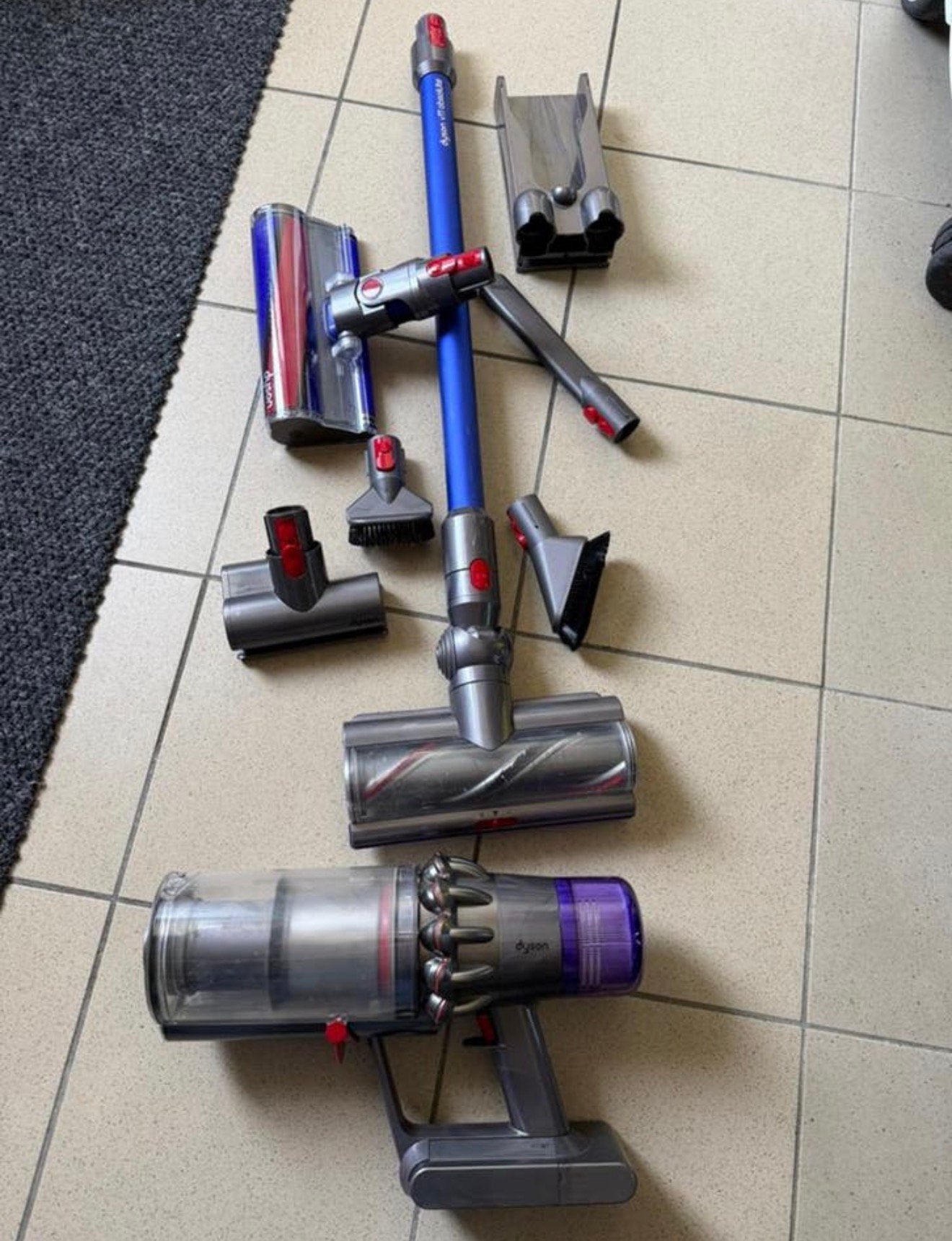 Dyson V11 avec accessoires en bon état, Electroménager, Neuf, Sans fil, Réservoir, Aspirateur balai