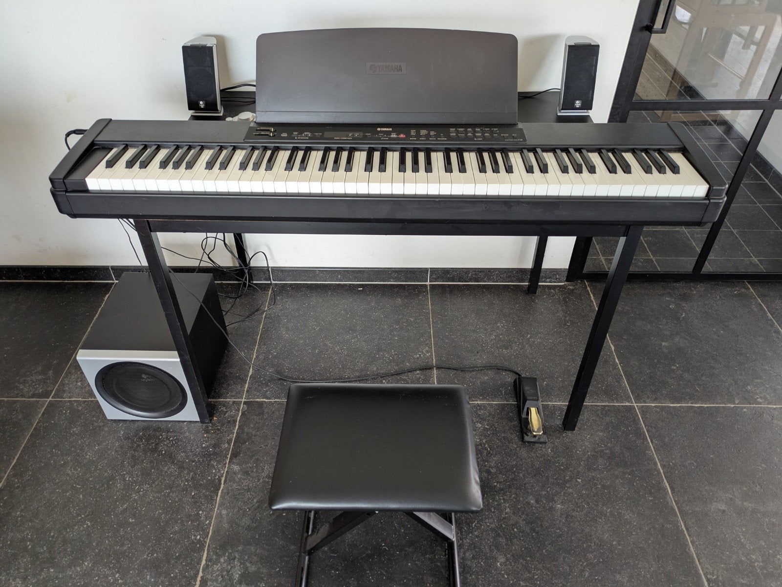 Yamaha P-80
Piano Keyboard + Zitje + Logitech Z-2300 speaker, Musique & Instruments, Enlèvement, Utilisé, Noir, Piano
