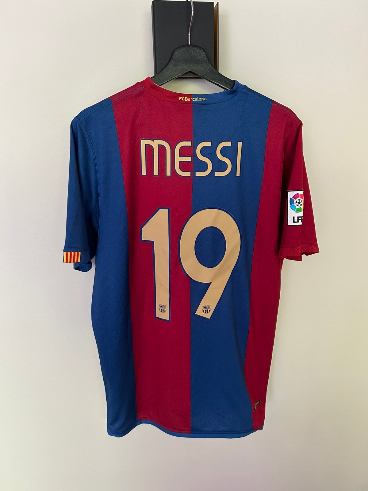 Maillot FC Barcelone 2006/07 – Messi #19, Sports & Fitness, Taille M, Enlèvement ou Envoi, Comme neuf, Maillot