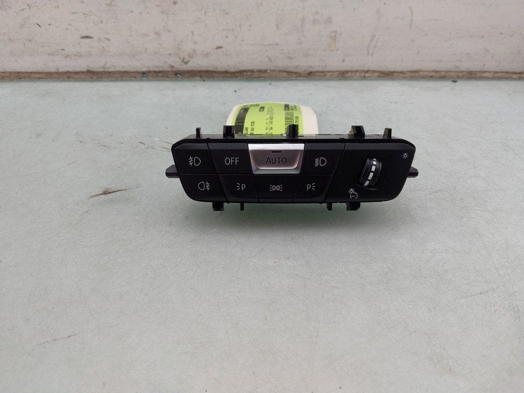 INTERRUPTEUR D'ECLAIRAGE BMW 1 serie (F40) (01-2019/-), Utilisé, BMW, Petuelring 130
80809  München, DE, Bayerische Motoren Werke AG