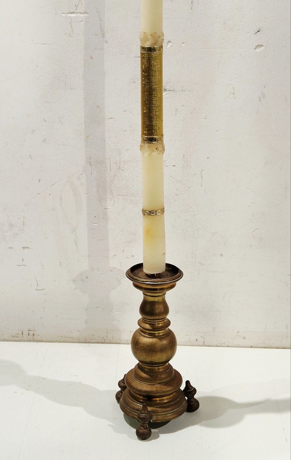 Mooie antiek zware bronzen kandelaar met kaars uit kerk, Ophalen of Verzenden