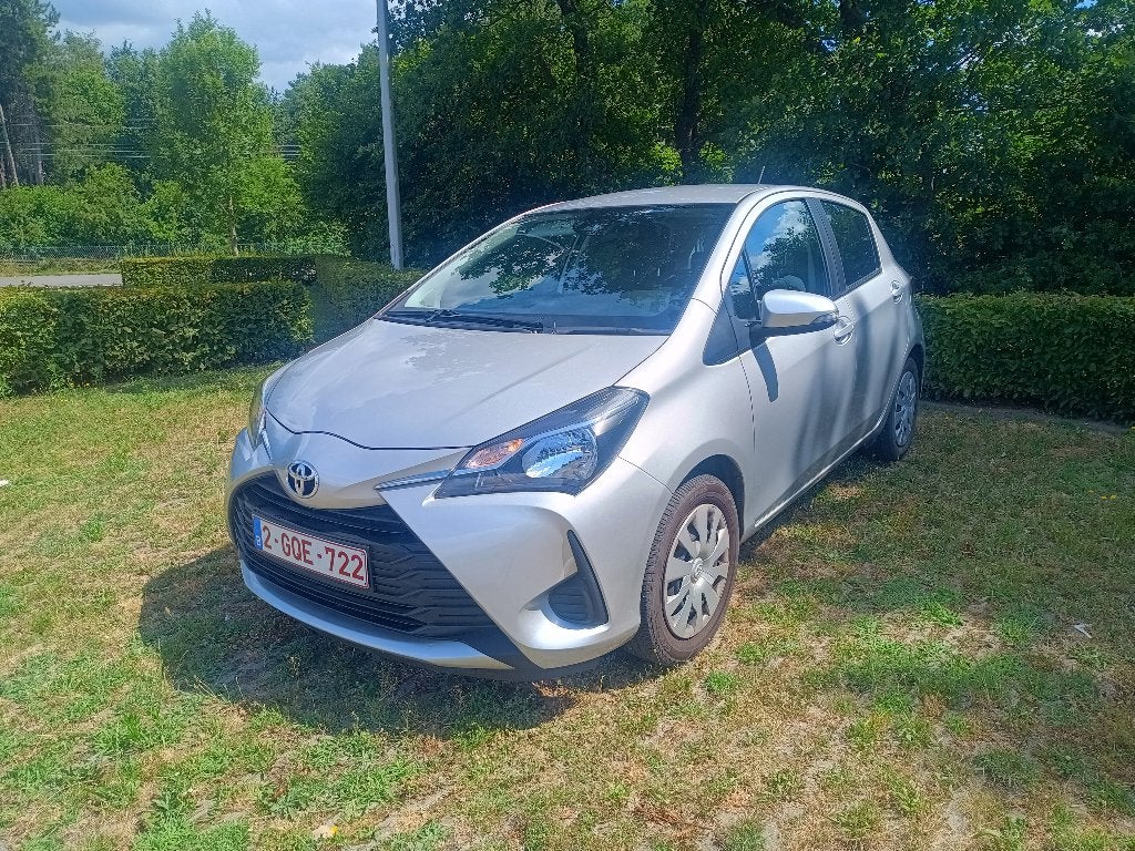 Toyota Yaris 1.0 VVT-i 5MT Young LHD, Autos, Toyota, Argent ou Gris, 998 cm³, Boîte manuelle, Noir