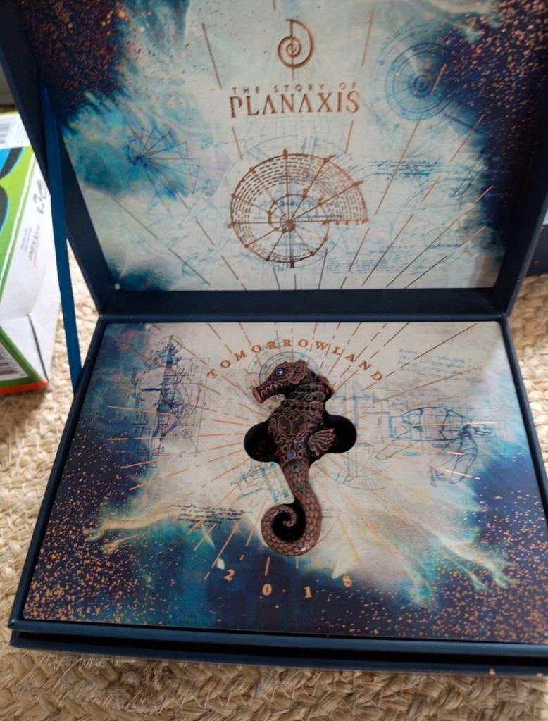 Tomorrowland 2018 "The Story of Planaxis" bandje/zeepaardje, Ophalen