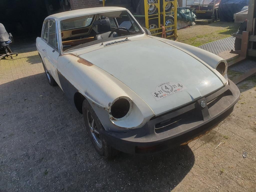 MGB 1977 project met onderdelen + carrosserie, Auto's, Wit, Particulier, Te koop, Benzine