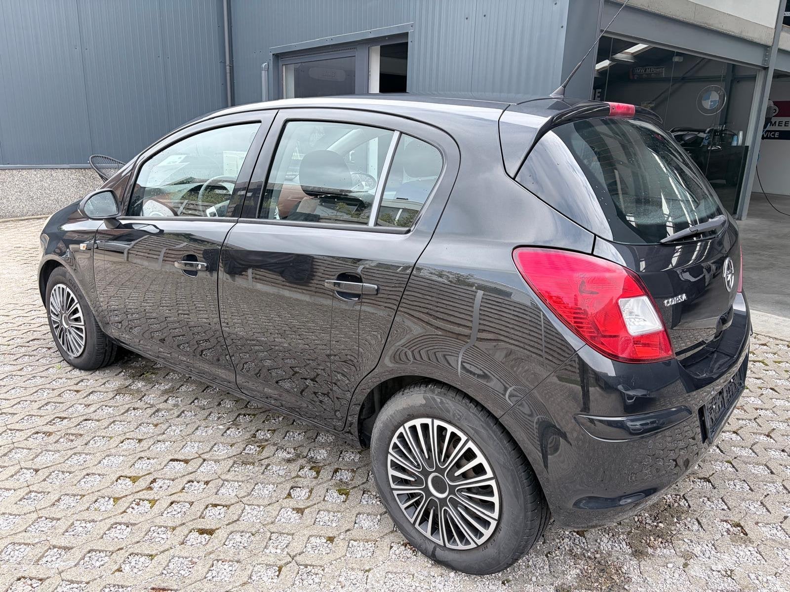 Opel Corsa 1,4 benzine - Automaat, Auto's, Euro 5, Gebruikt, Zwart, 4 cilinders