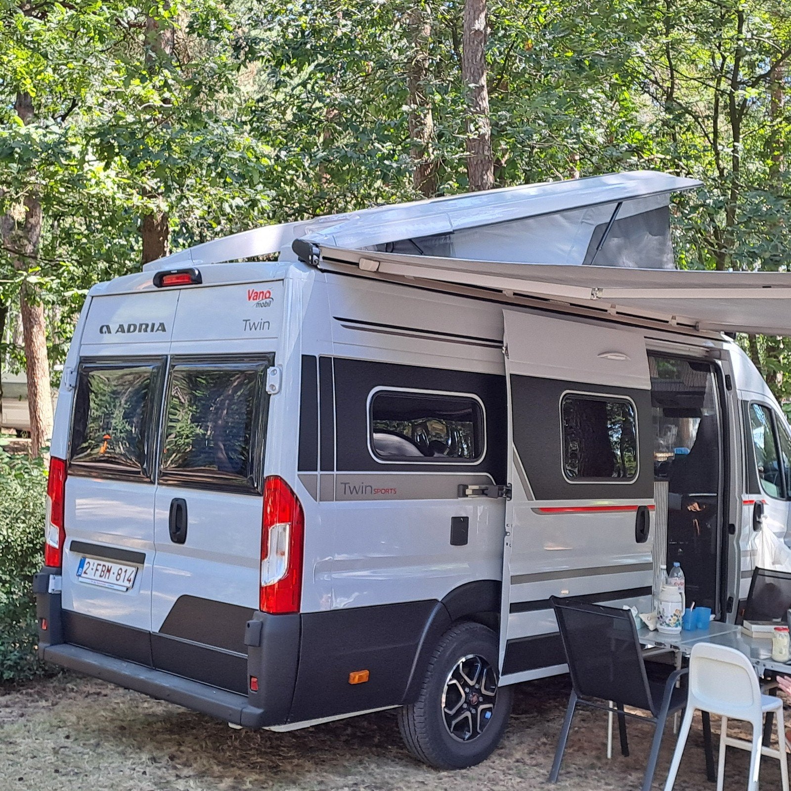 campervan Adria Twin Explorer Luxe SGX for4, Caravans en Kamperen, Automaat, Buscamper of Camperbus, Fiat, Vloeistofverwarming
