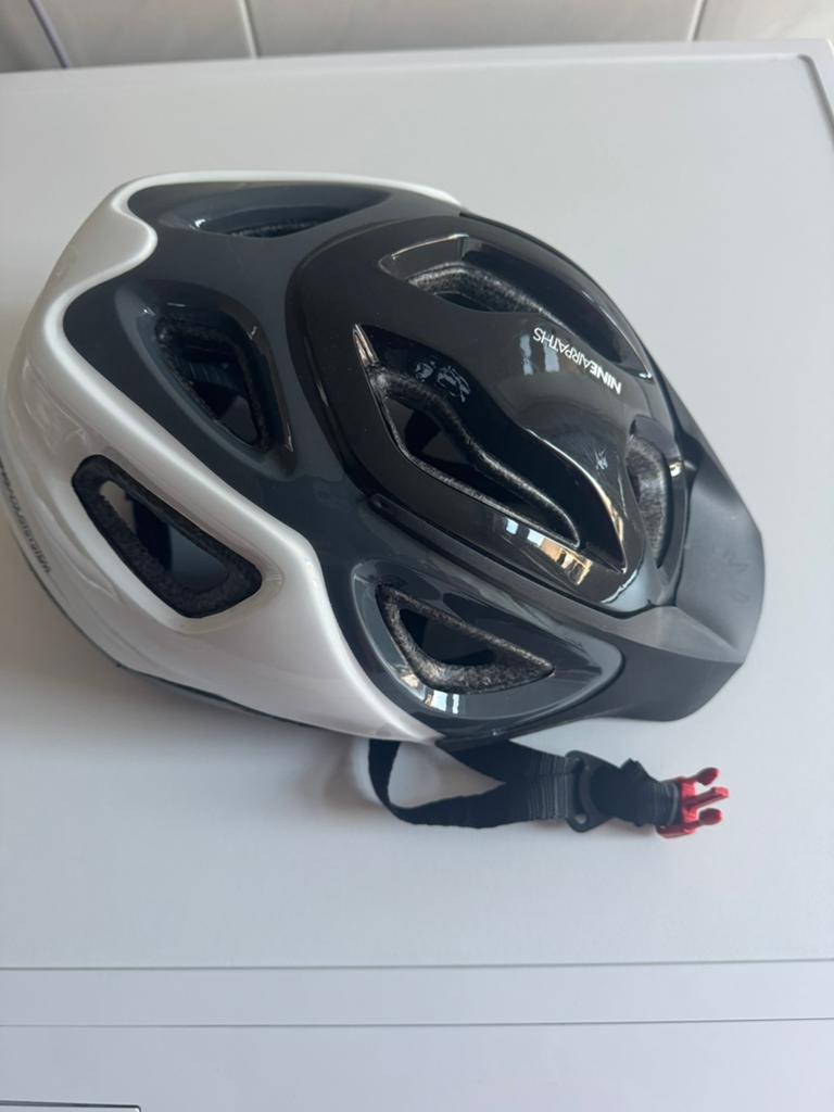 Te koop bijna nieuwe fietshelm, Fietsen en Brommers, Fietsaccessoires | Fietshelmen, Ophalen of Verzenden, Zo goed als nieuw, L