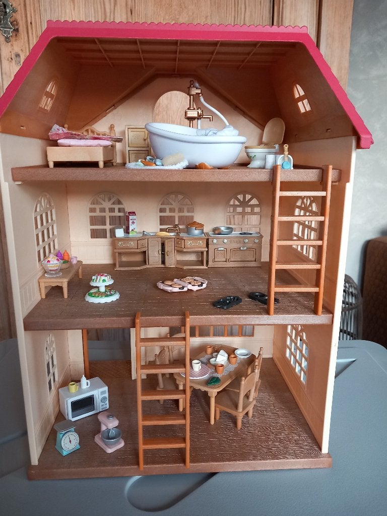 Sylvanian families maison avec accessoires, Kinderen en Baby's, Ophalen, Zo goed als nieuw, Poppenhuispop