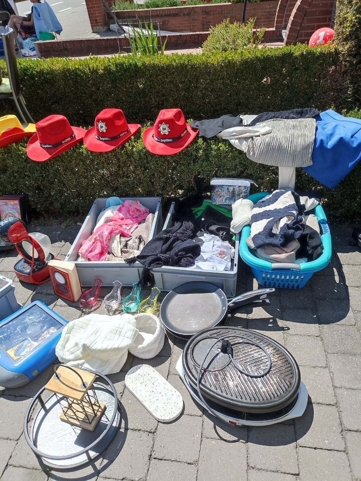 Lot kleren en andere spullen voor romnelmarkt, Ophalen