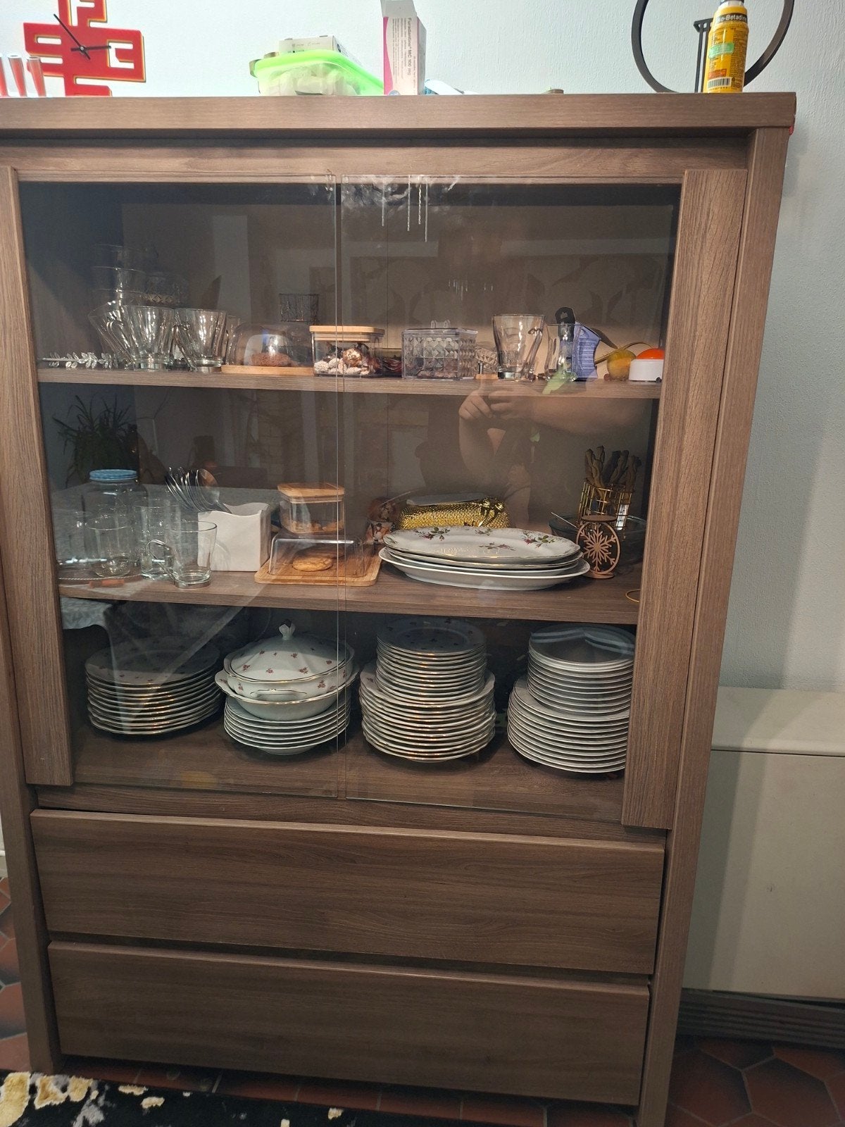 Vitrine moderne en bois avec portes vitrées, 25 à 50 cm, Avec tablette(s), Comme neuf, 100 à 150 cm