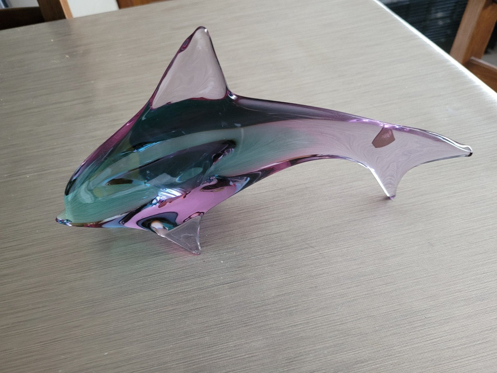 Statuette de dauphin en verre réalisée dans les années 1960, Enlèvement ou Envoi