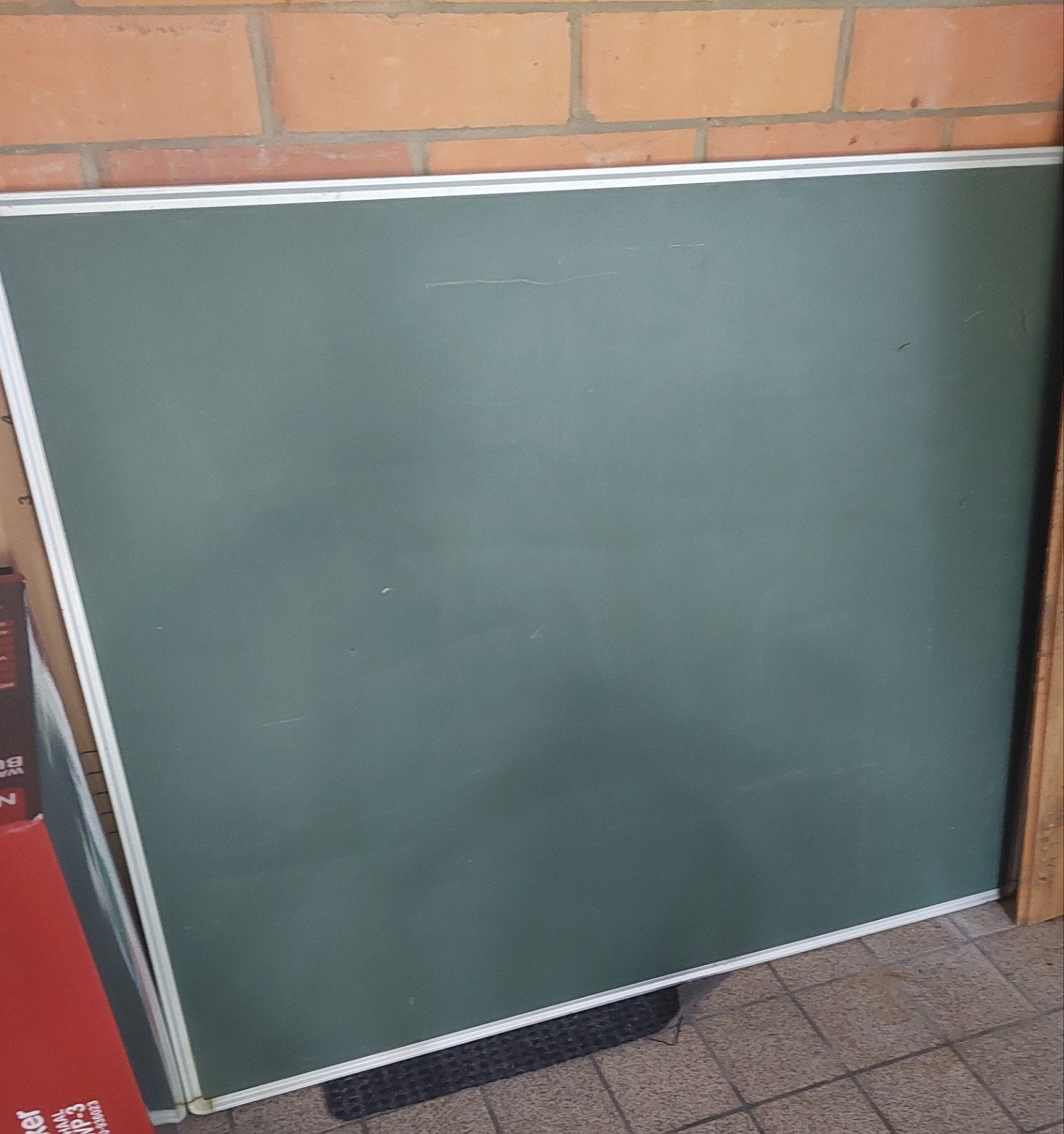 Tableau noir à craie 1m/1,22 m pour usage extérieur, Divers, Enlèvement