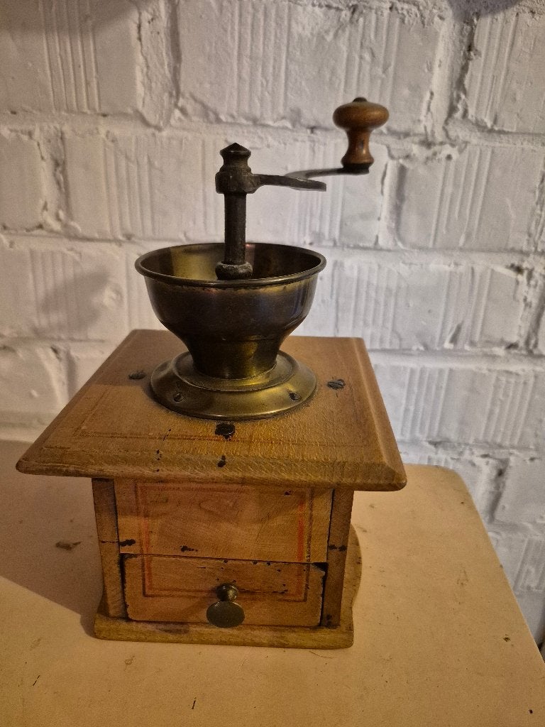 Handmatige koffiemolen, Ophalen