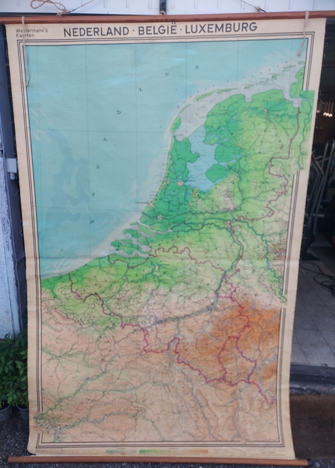 Oude schoolkaart Nederland-België-Luxemburg, Ophalen