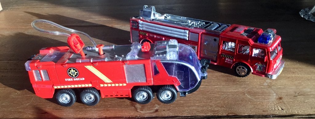 2 brandweerauto’s in plastic, Ophalen, Gebruikt