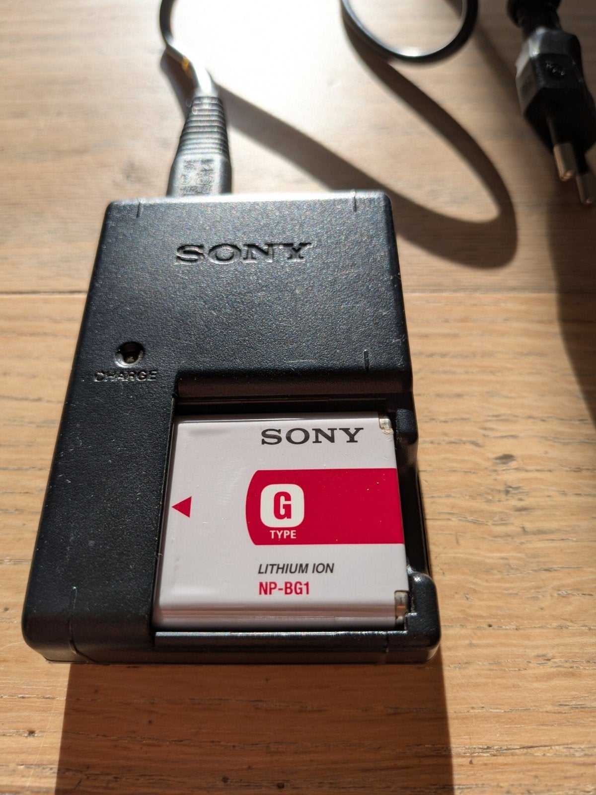 Batterij NP- BG1 en lader voor digitale camera, Ophalen of Verzenden, Gebruikt, Oplaadbaar