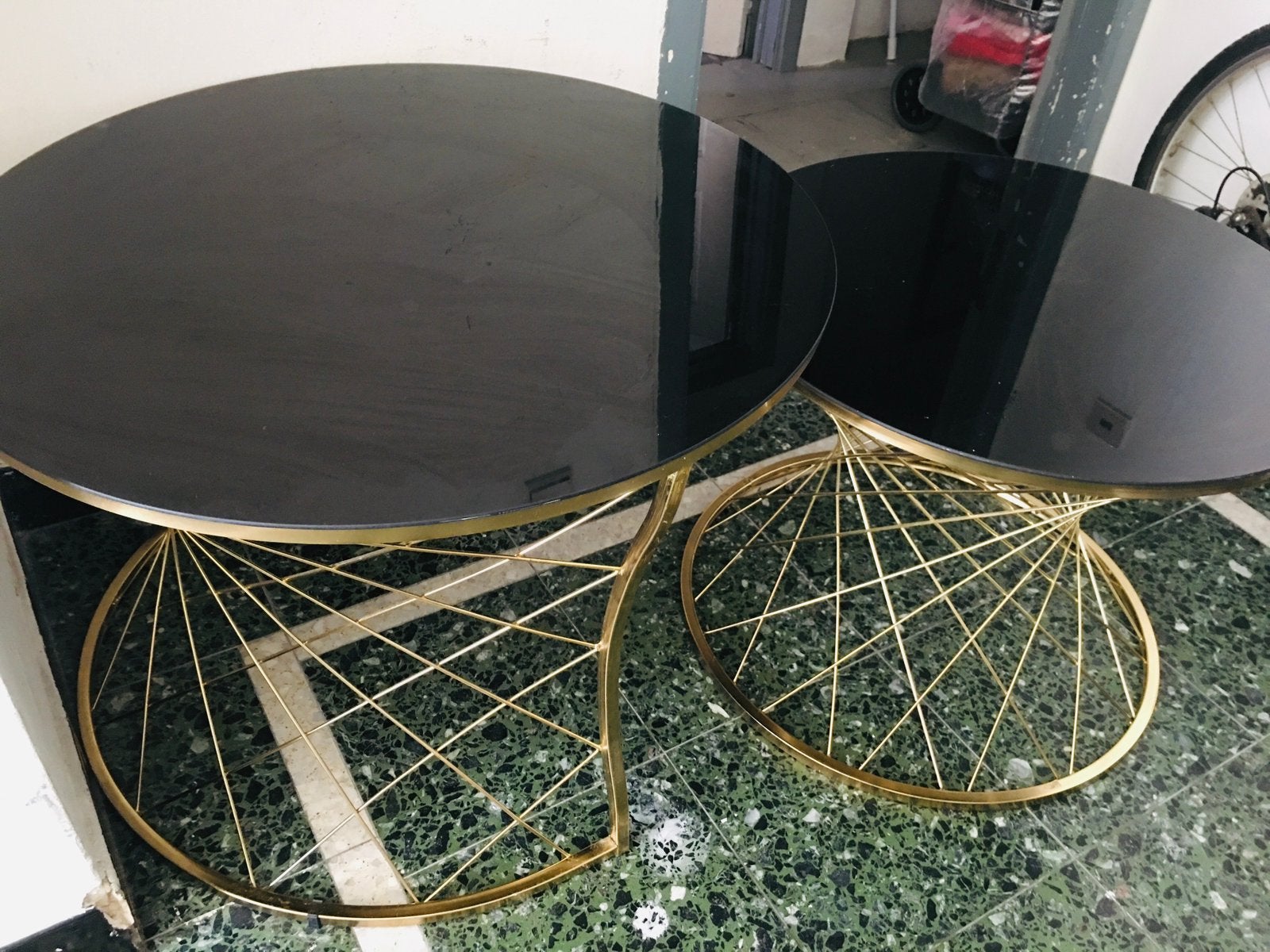 2 tables de salon noir et dore, Maison & Meubles, Enlèvement, Comme neuf