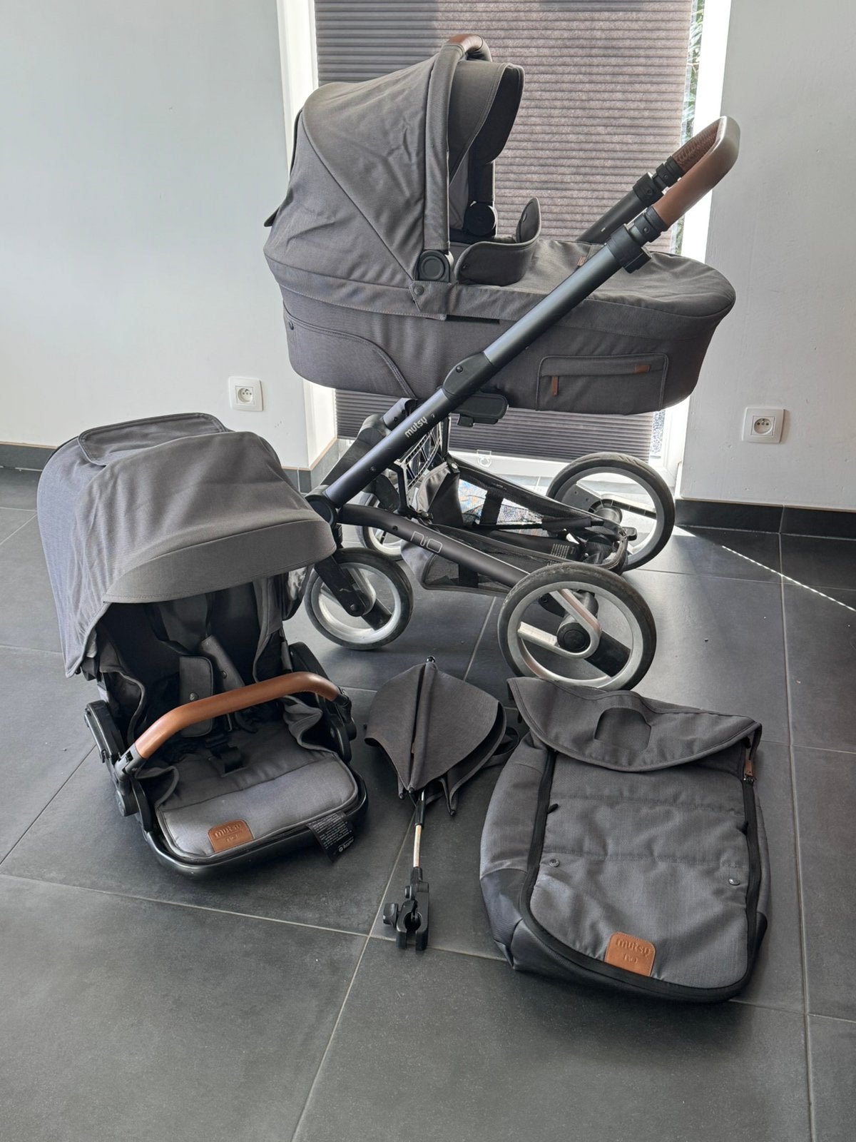 Grijze Kinderwagen Mutsy Nio met accessoires, Gebruikt, Verstelbare duwstang, Maxi-Cosi, Ophalen
