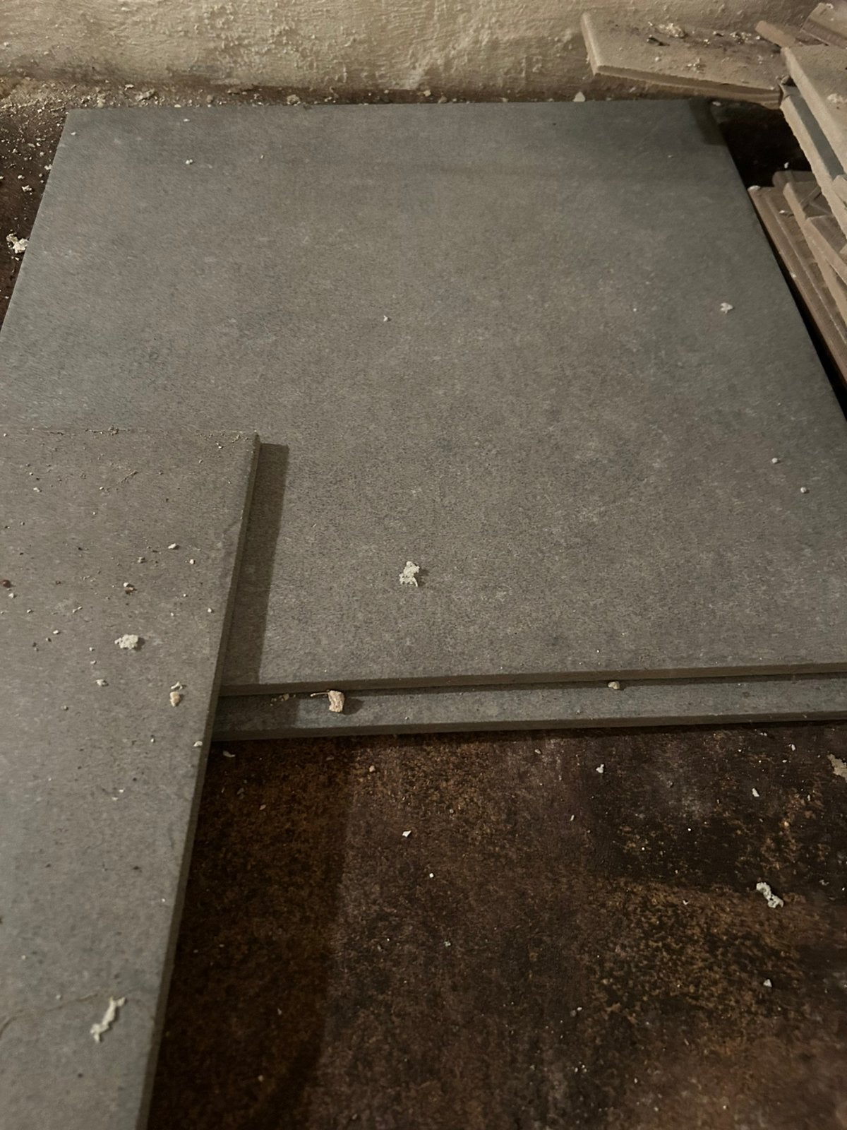 2 pakken en 3 tegels grijs gratis, Tuin en Terras, Ophalen