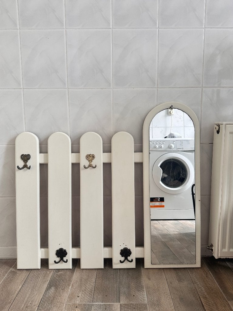 Mooie witte kapstok met spiegel en sierlijke haken, Huis en Inrichting, Gebruikt, Minder dan 100 cm, Hout, Ophalen