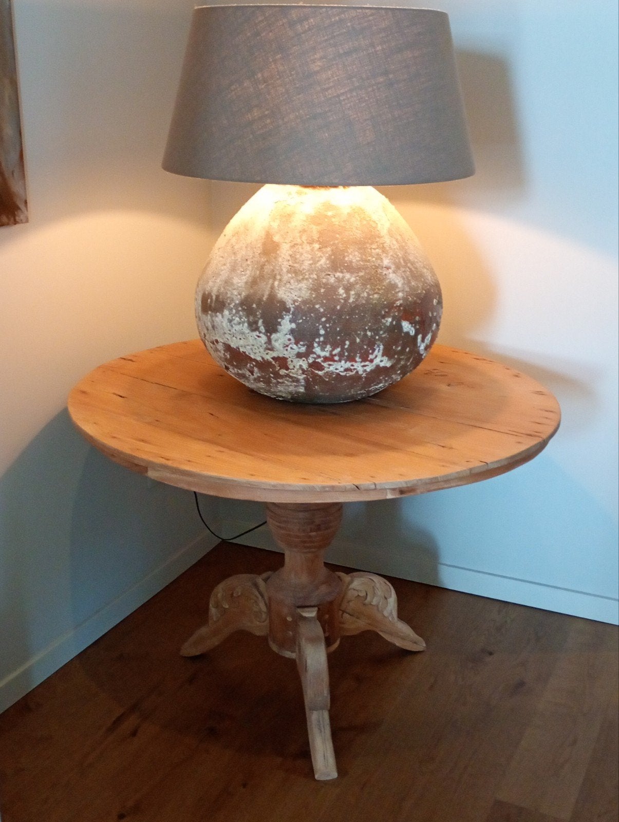 Antieke tafel, gezandstraald met ornamenten, inclusief lamp, Ophalen