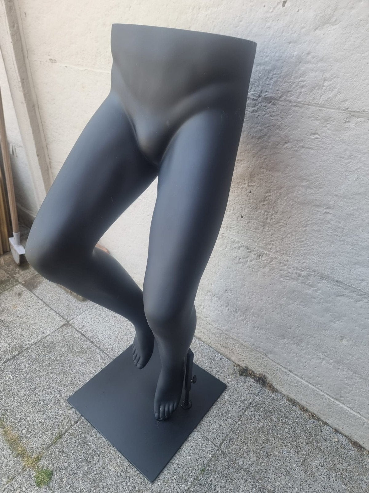 Pieds de fenêtre et pieds de mannequin avec support sur pied, Enlèvement