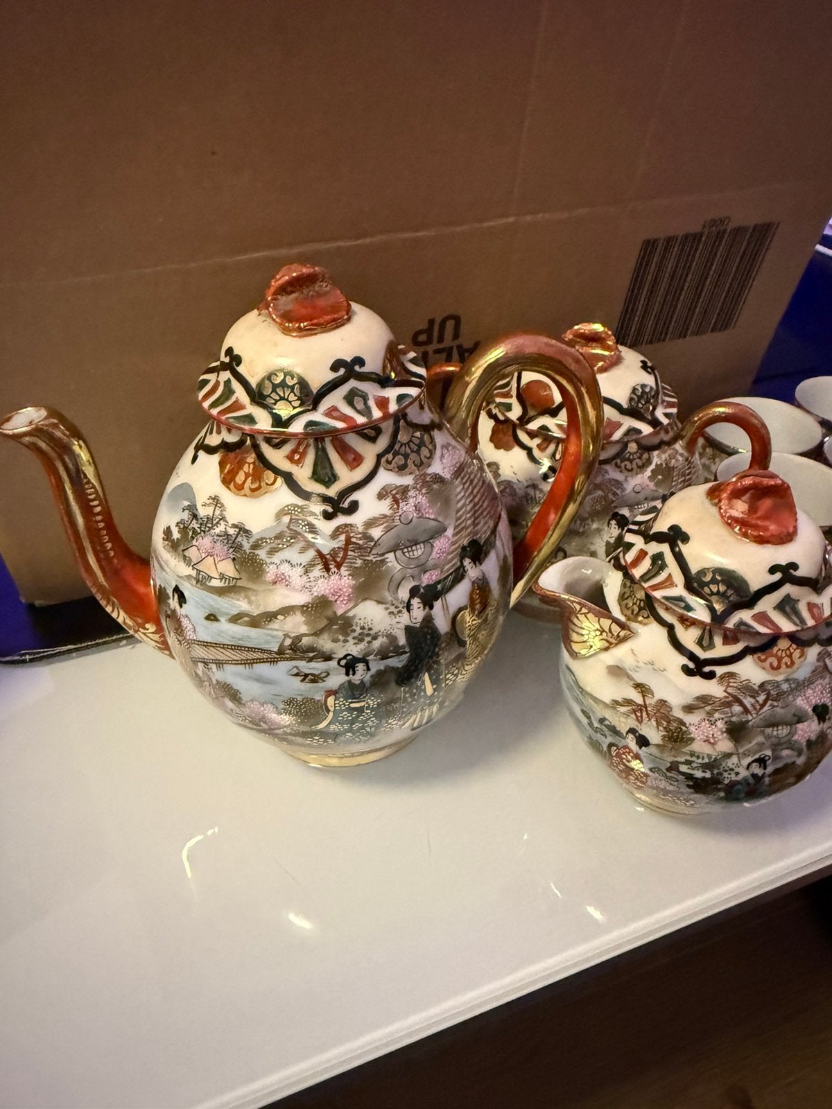 Service à thé japonais en porcelaine, Enlèvement