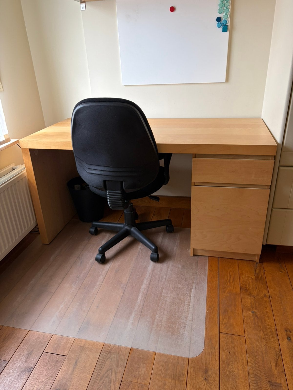 Ikea bureau inclusief bureaustoel en beschermmat, Huis en Inrichting, Ophalen, Gebruikt, Scandinavisch, Schoolbureau