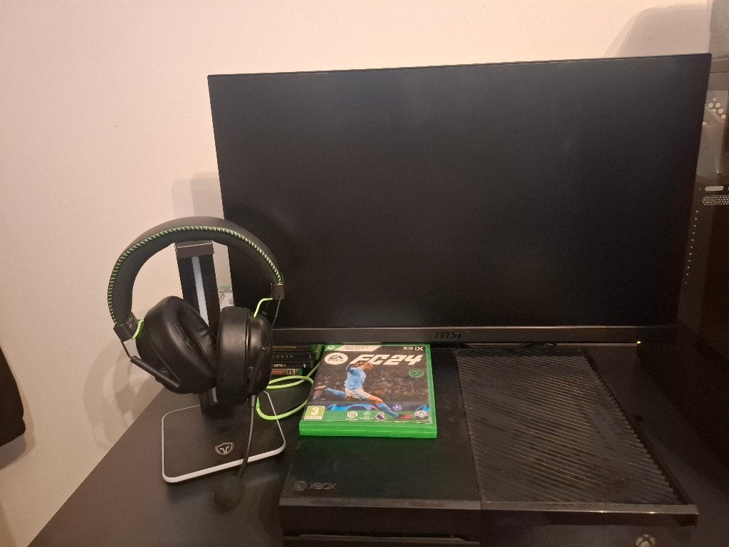 Xbox one + msi schrem + 2 controllers + headset en houder, Games en Spelcomputers, Spelcomputers | Xbox One, Ophalen, Xbox One