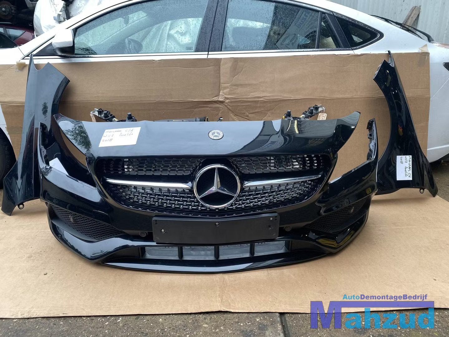 2018 Mercedes CLA W117 facelift voorkop voorbumper zwart, Mercedes-Benz AG, Mercedes-Benz, Utilisé, Mercedesstrasse 120
70372  Stuttgart, DE