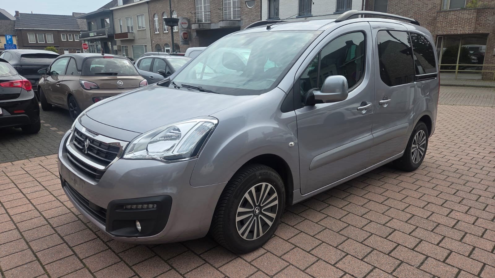 PEUGEOT PARTNER PIPEE  1.6 BENZIN bj2017, Auto's, Euro 6, Handgeschakeld, Particulier, Parkeersensor