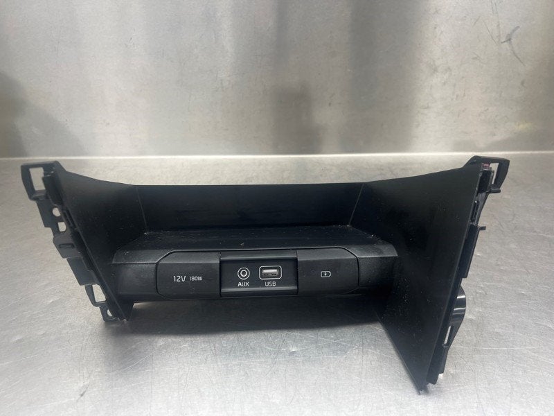 AUX/USB POORT Kia Ceed Sportswagon (CDF) (|84681J7000|), Dhr. M. Roggen, Marinus@Japoto.nl, Stadsweg 37 37
9917 PV  WIRDUM GR., NL