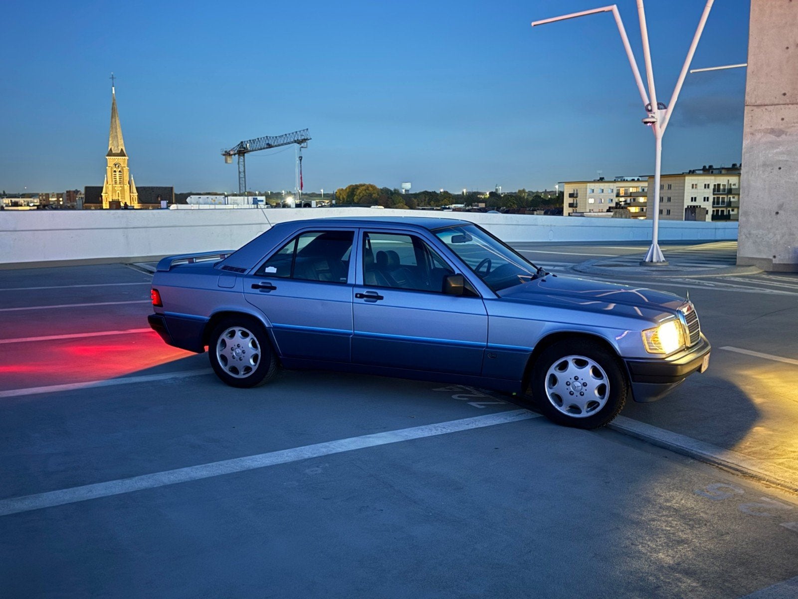 Mercedes-Benz 190E 1.8 | Carat Duchâtelet Cocon | 1993

Plus, Cuir, Achat, Boîte manuelle, Bleu